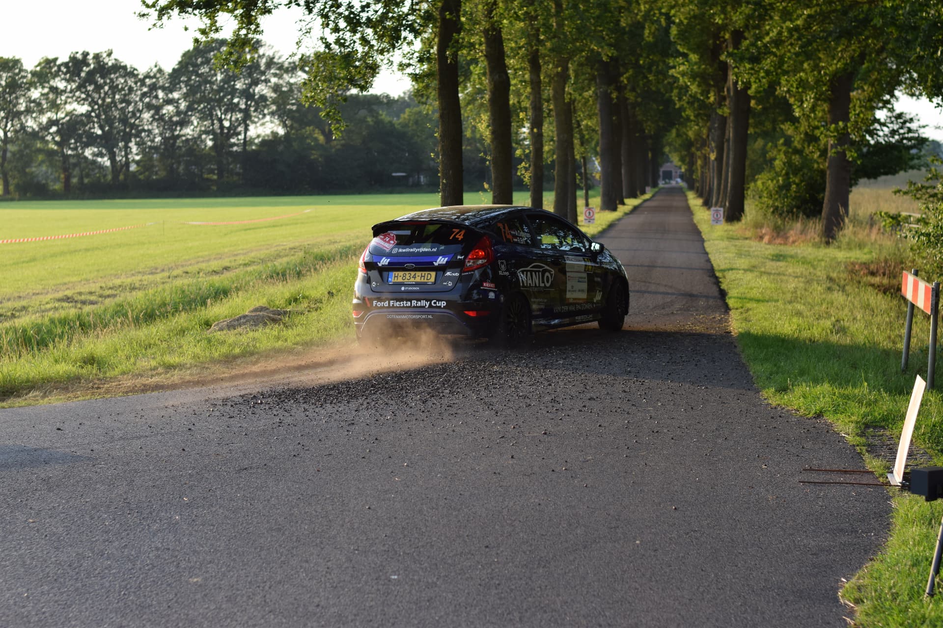 Ford Fiesta #74 op een landweg in de avondzon tijdens de Vechtdal Rally 2026