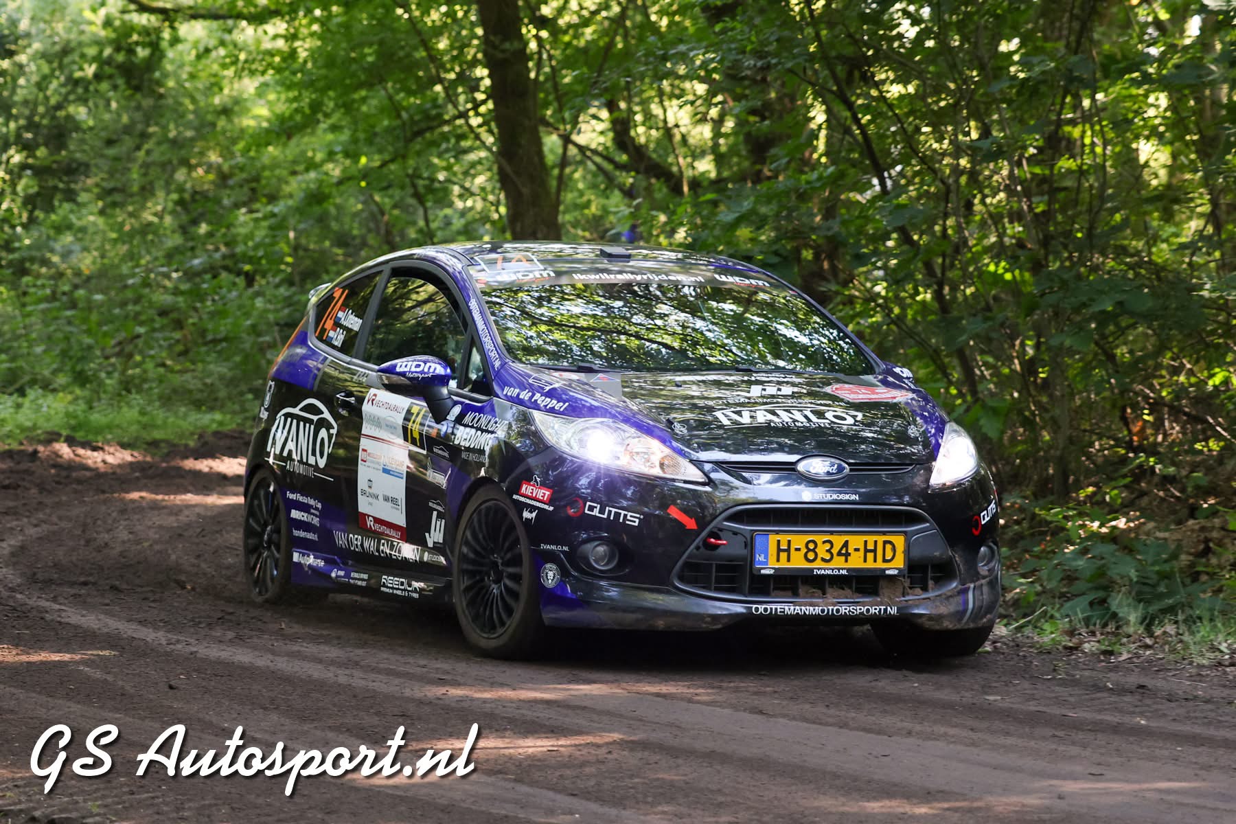 Ford Fiesta #74 op een zandpad tijdens de Vechtdal Rally 2026